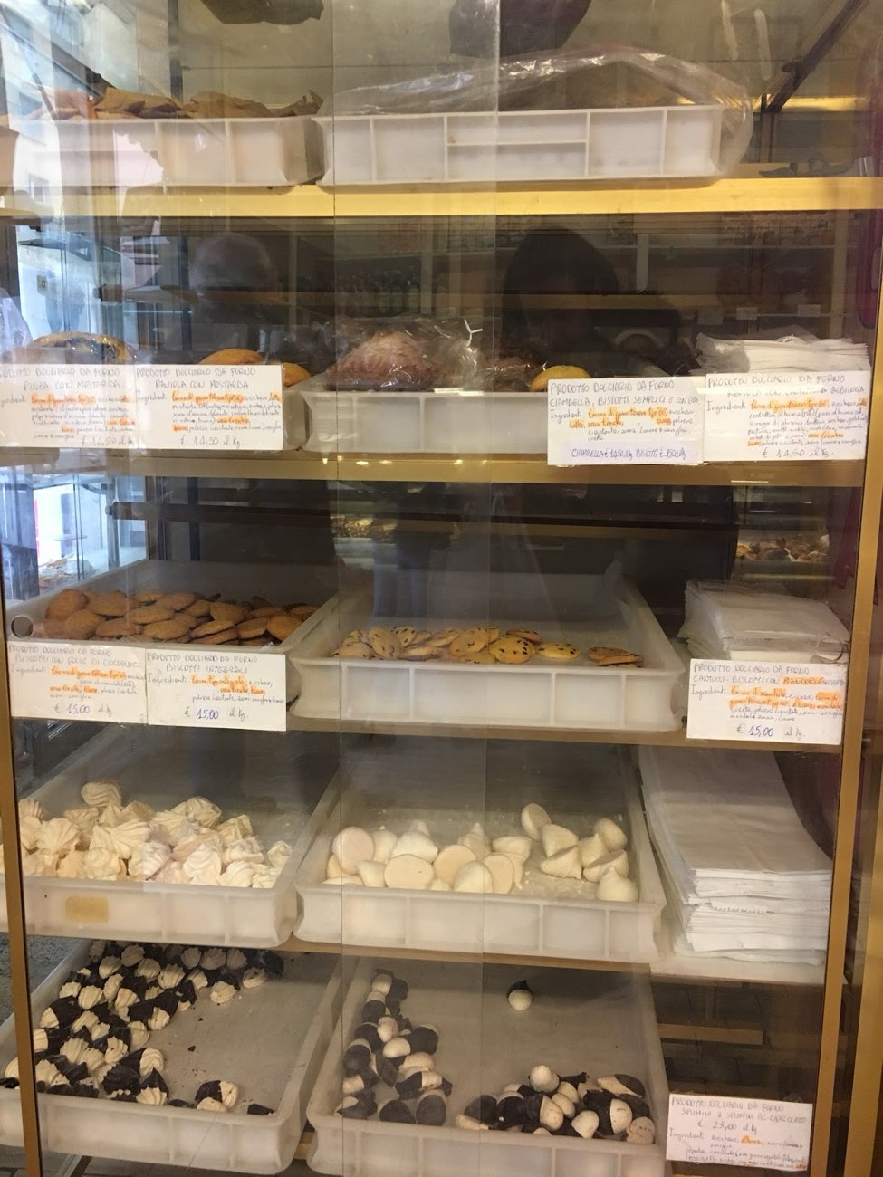 Vetrina dei dolci con i cartellini scritti a mano