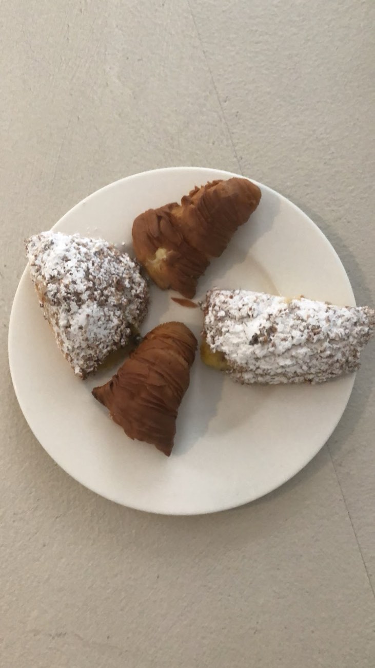 Sfogliatelle e dolci da forno su un piatto