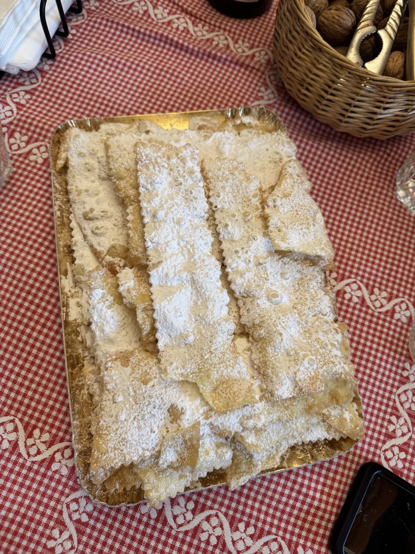 Sfrappole spolverate di zucchero a velo su un vassoio