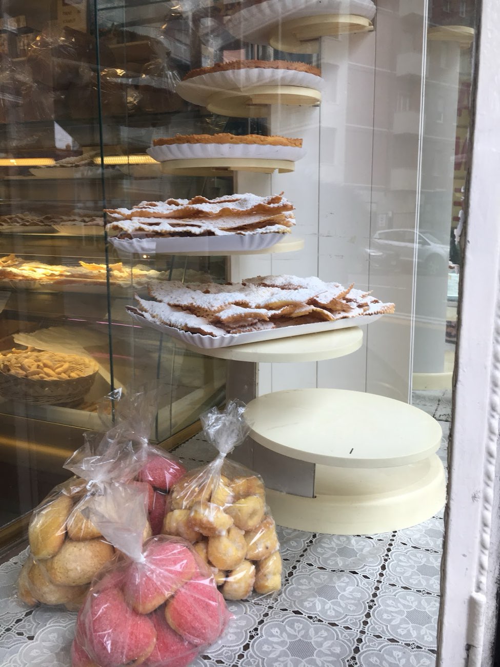 La vetrina con crostate, sfrappole e biscotti